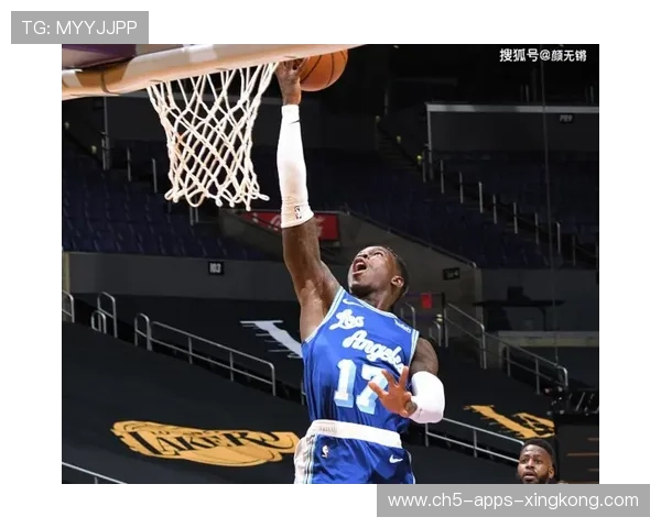 湖人防守反击由后卫一条龙结束得分