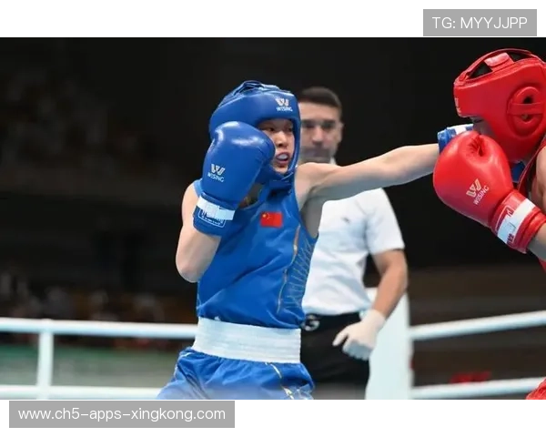 拳击对抗赛快速直拳命中心口震退对手，挑战极限，尽显英雄本色